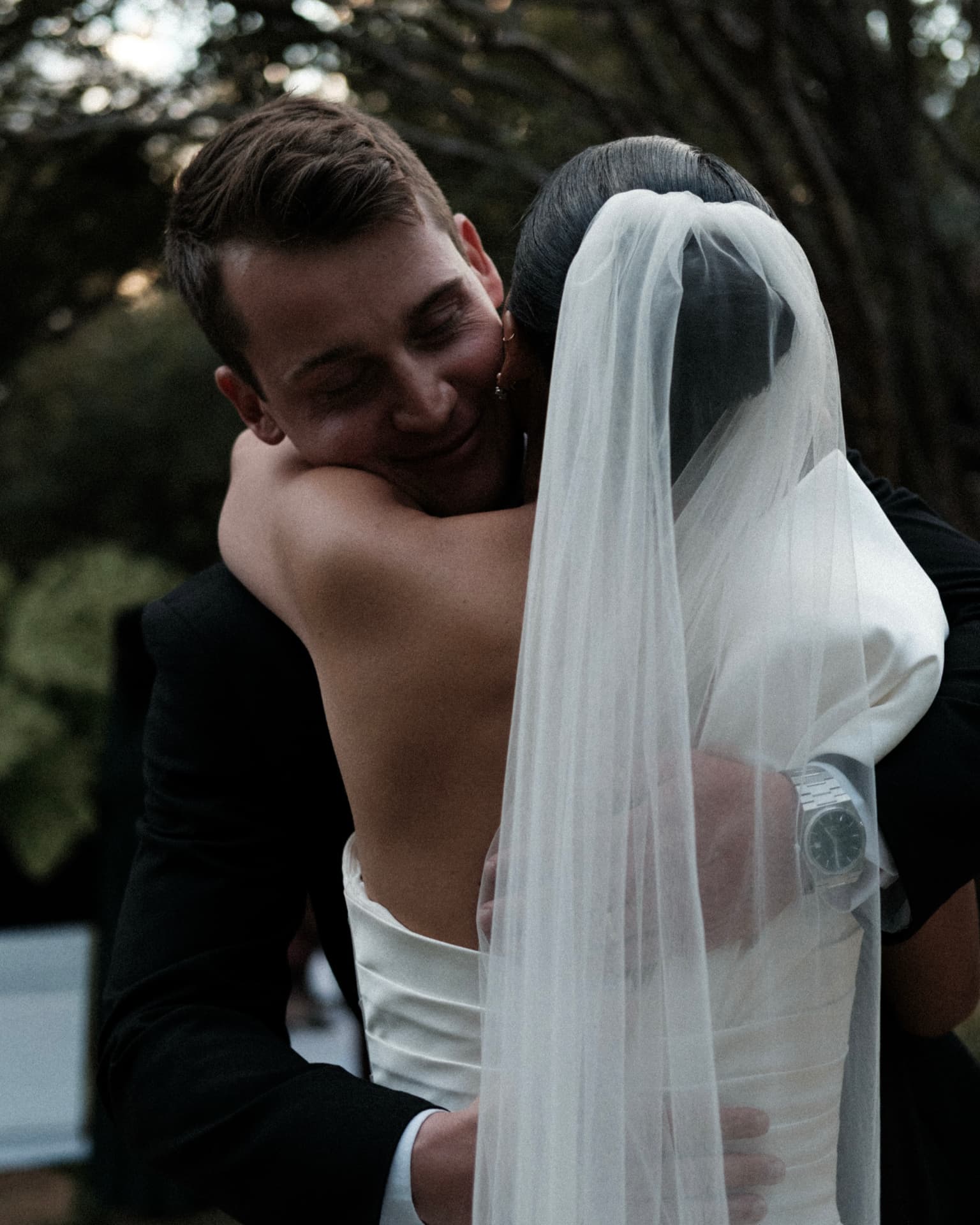 Abraço do casal sob o véu