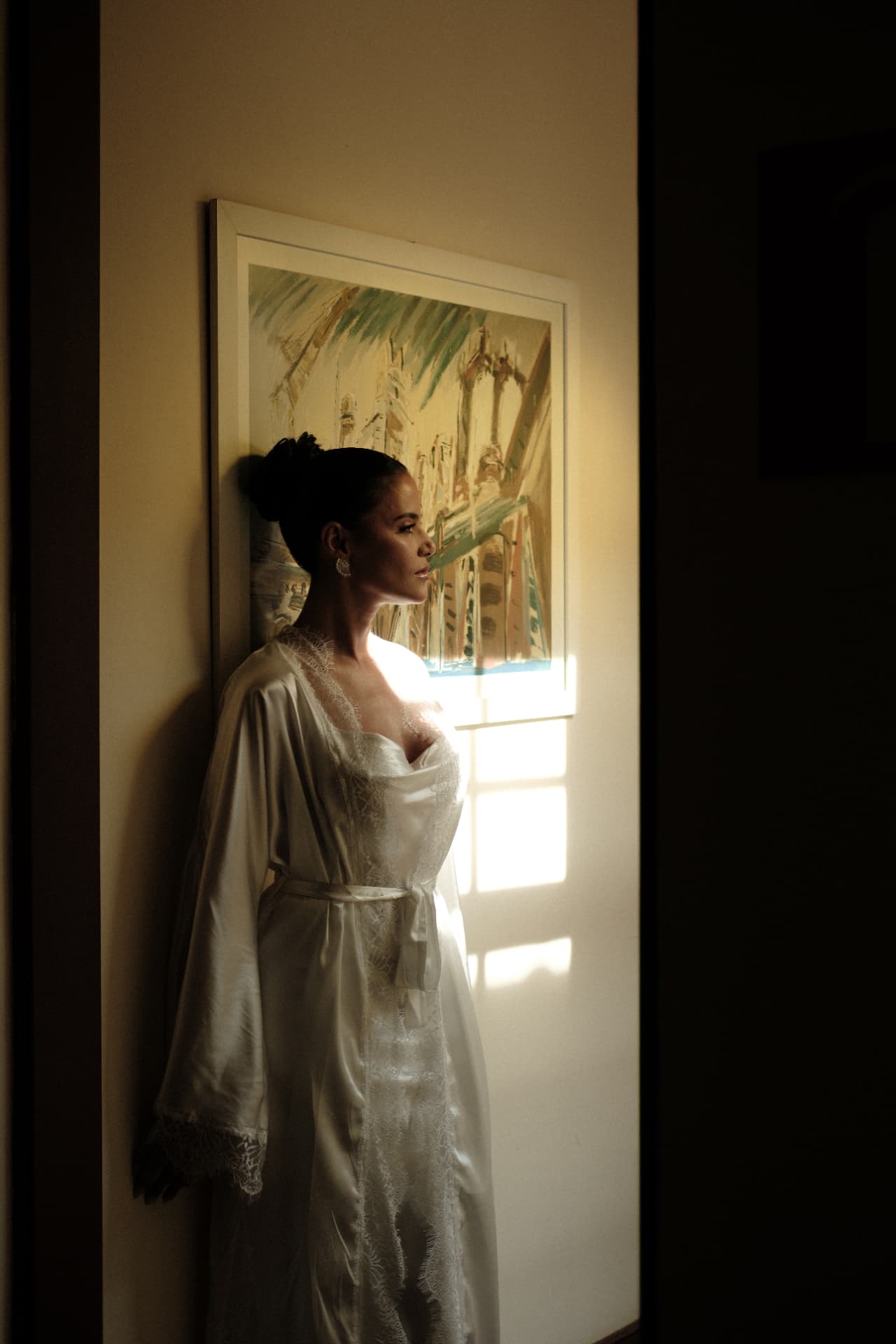 Noiva de robe na luz da janela
