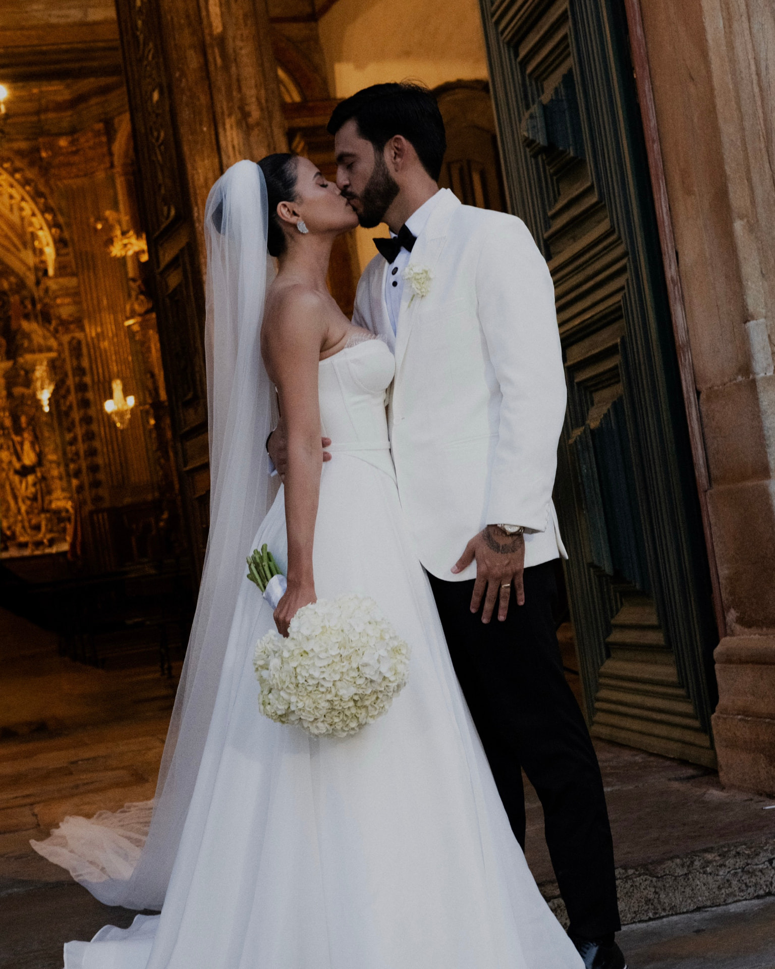 Casal se beijando na saída da igreja