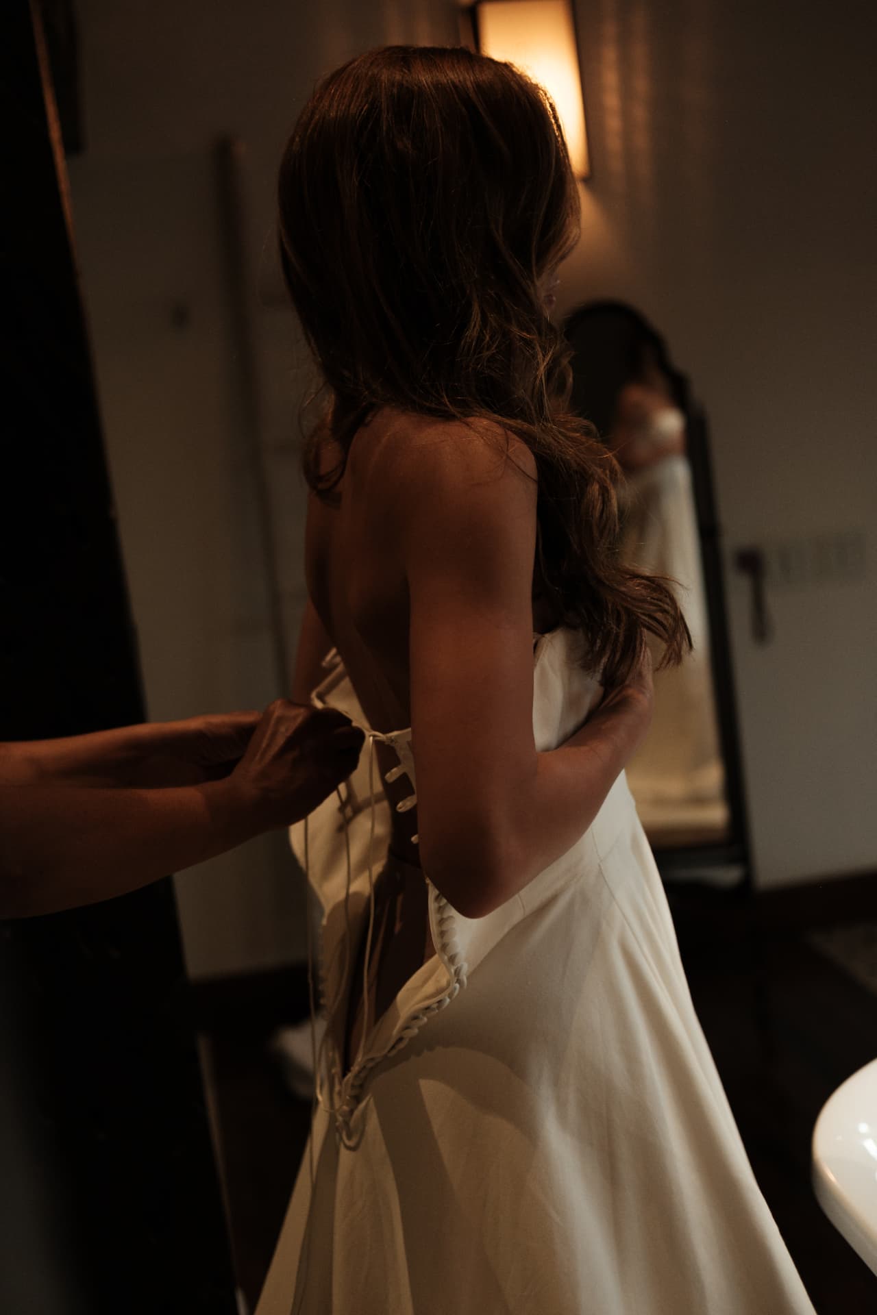 Detalhe do vestido sendo amarrado