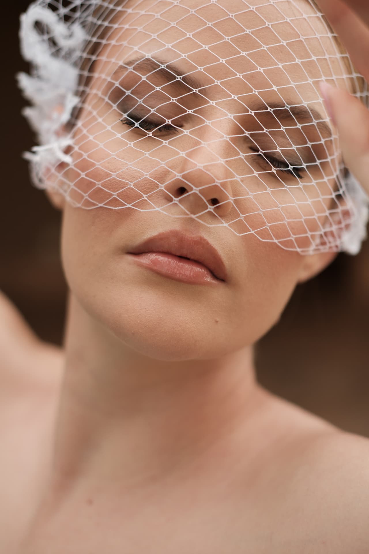 Noiva com véu birdcage em retrato aproximado