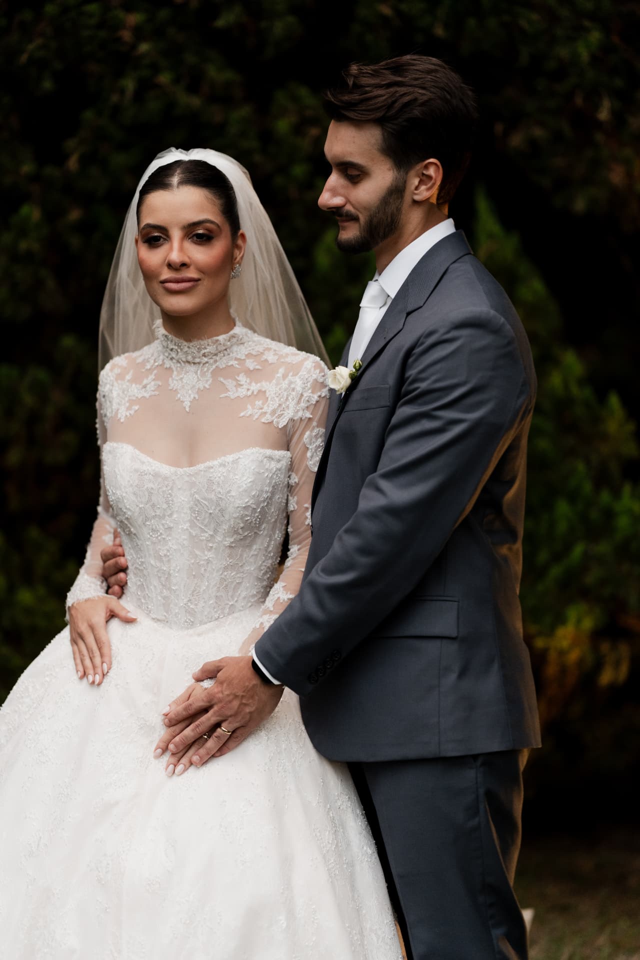 Casal em retrato clássico no jardim