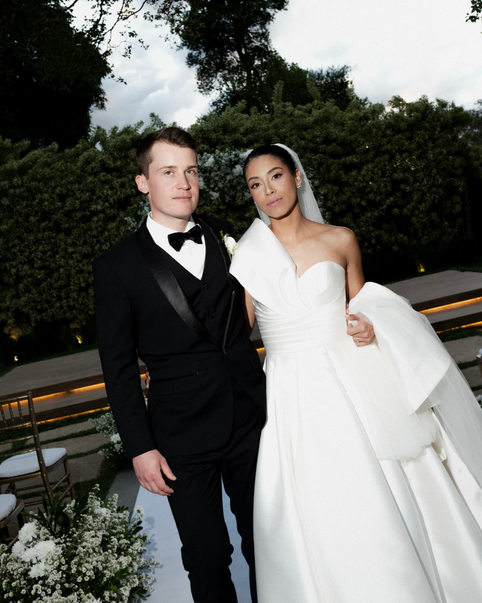 Casal no altar ao entardecer