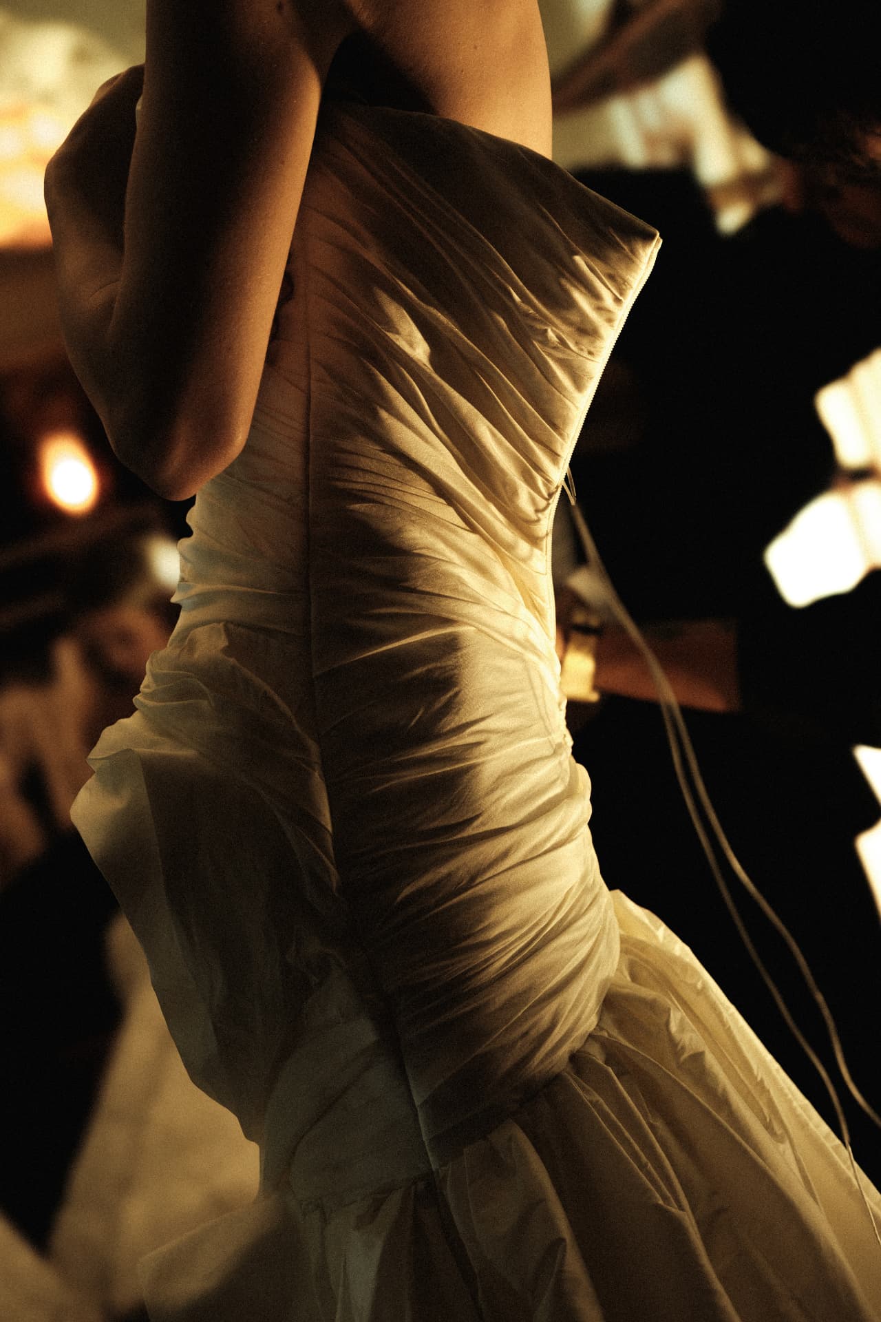 Detalhe do vestido em luz quente