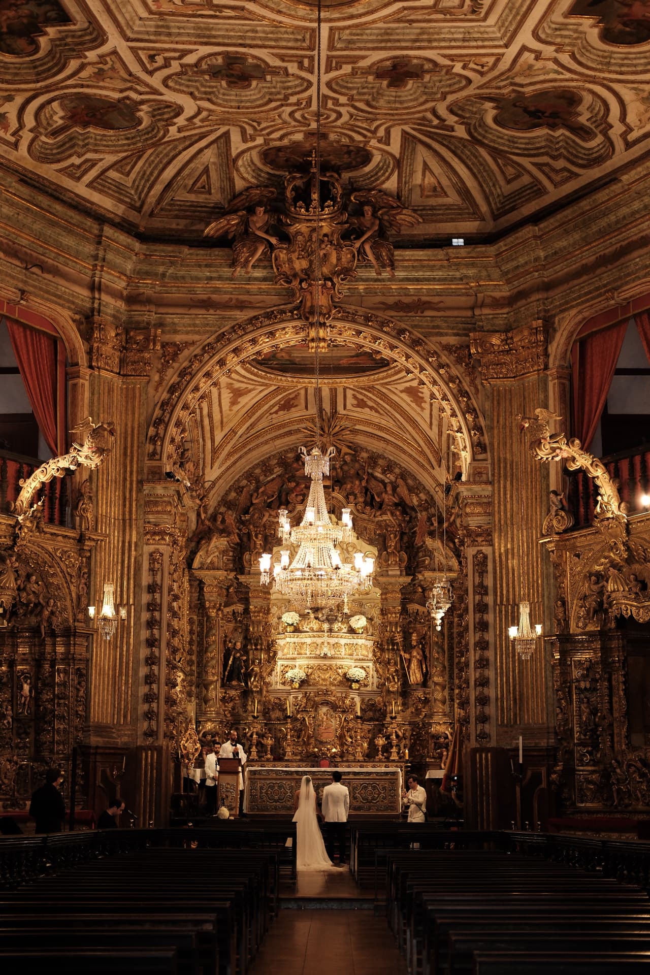 Cerimônia em igreja barroca